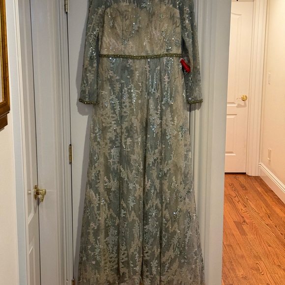 NWT Mac‎ Duggal Jewel Neckline Sequined Lace Evening Gown Platinum Size 12 - Picture 4 of 14